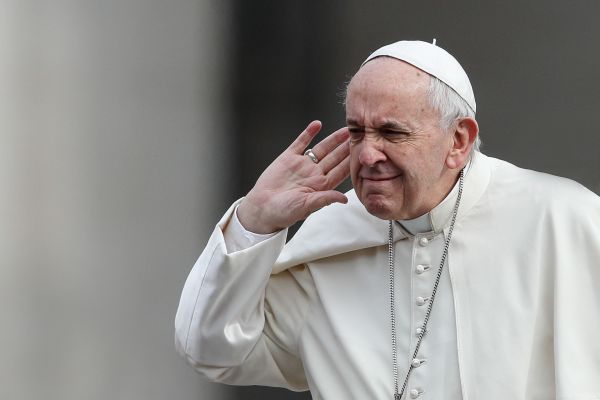 Papst lauscht. Foto kna